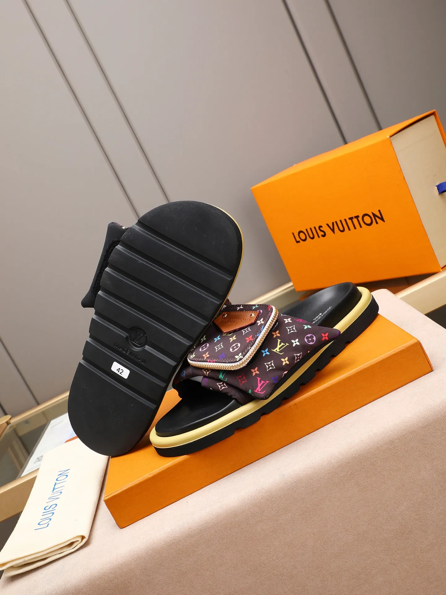 PP400 couple model with drawer box [LOUIS VUITTON] Louis Vuitton, the latest LV official website printed wallet and men's and women's slippers🔥🔥🔥 are now on the market. The drawer box is packed with cloth bags and cards. The upper pattern looks very soft and waxy, and it is a super versatile leg slimming tool. Fabric: Imported denim/down silk cotton embossed, official website pattern printing, lining: water-dyed sheepskin down filling, comfortable to wear, feet: high elastic PU water table. Sole: foam sole, heel height: about 5cm. Size 35-46, 35, 45 and 46 are custom-made and cannot be returned or exchanged. Color: multiple colors available.